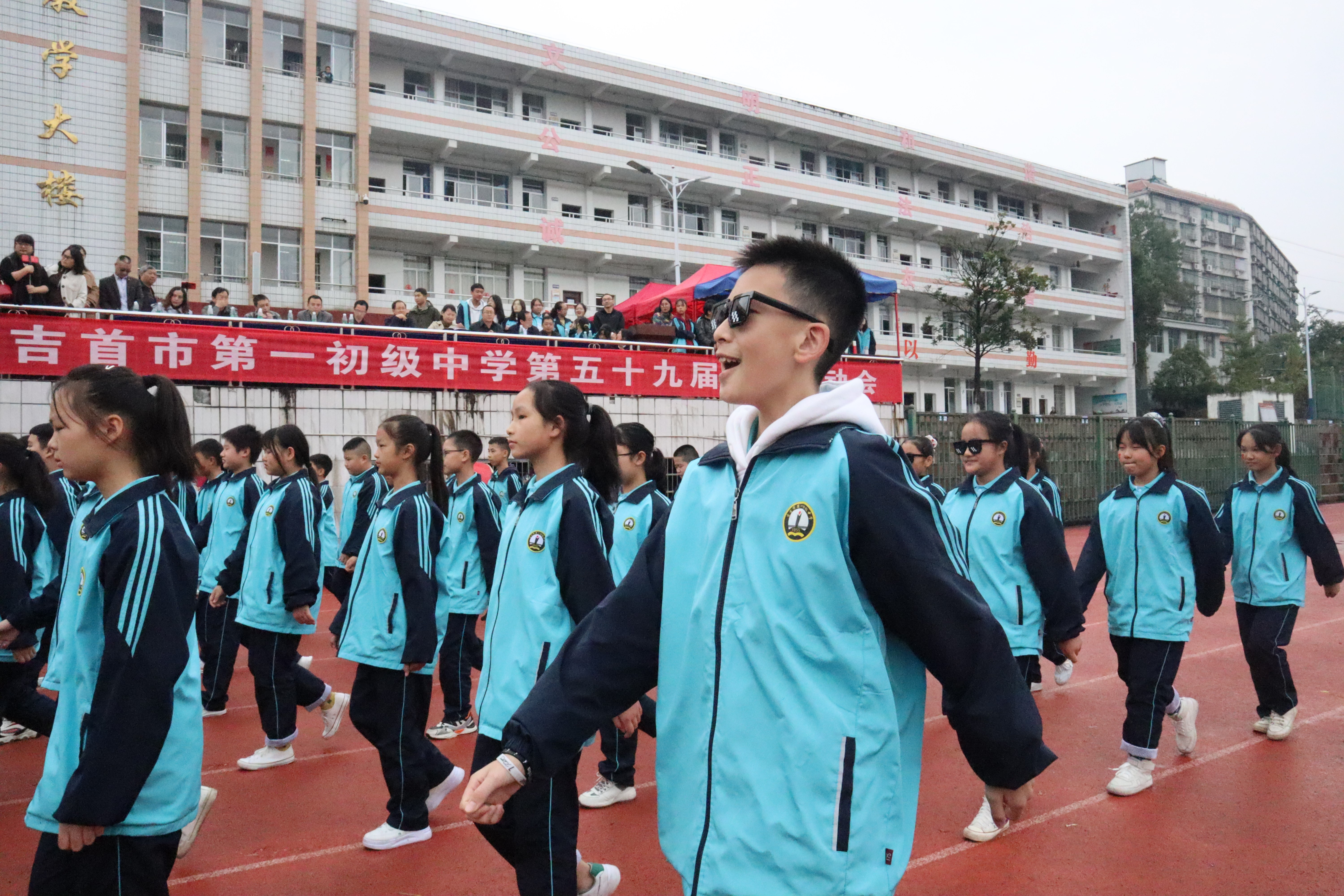 上午8时整,吉首市第一初级中学第五十九届田径校运会正式拉开帷幕.