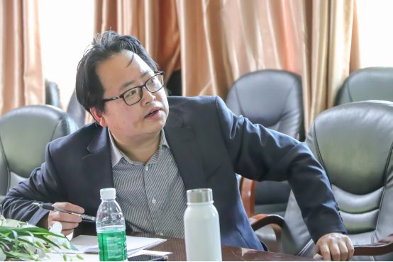 图为评审组组长王焕林进行点评图为新闻学专业主任陈文敏进行点评图为