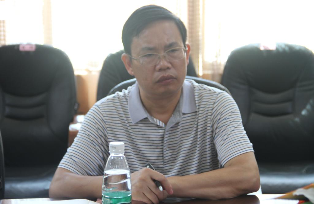 图为 黄昕听取汇报