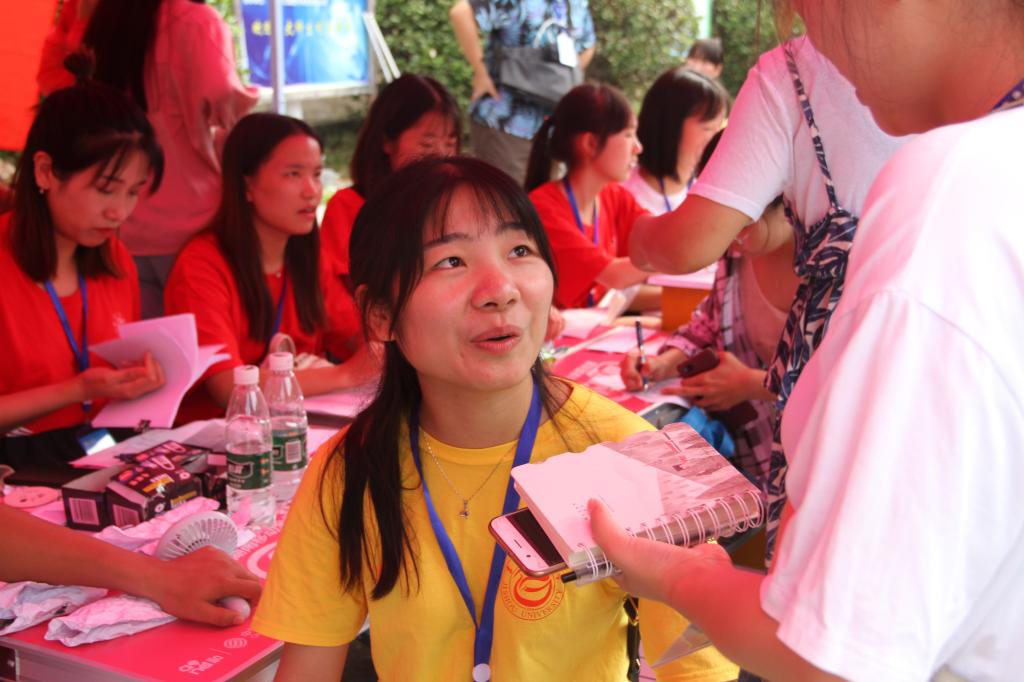 图为 吕定红接受采访