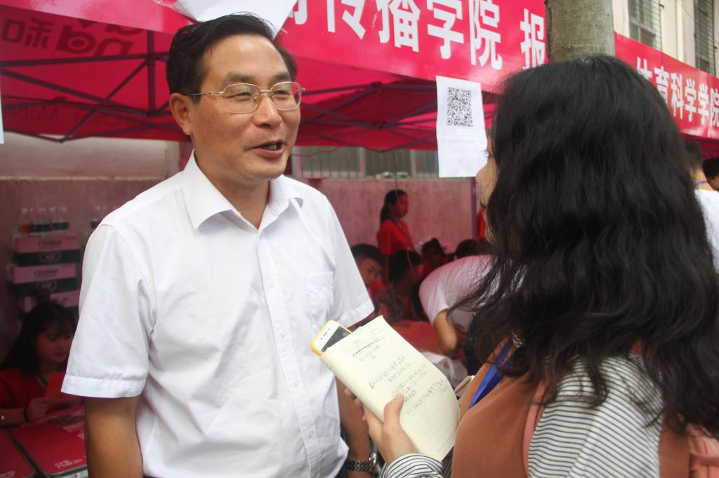 图为 罗惠缙接受采访