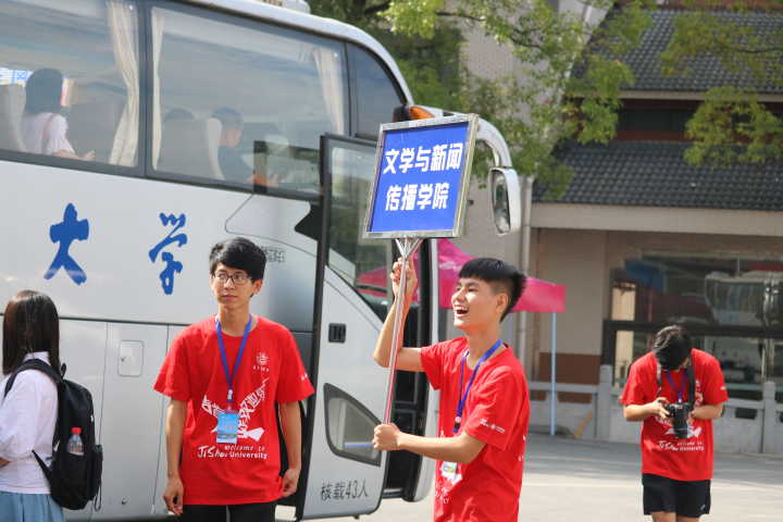 图为 志愿者迎接新生到来