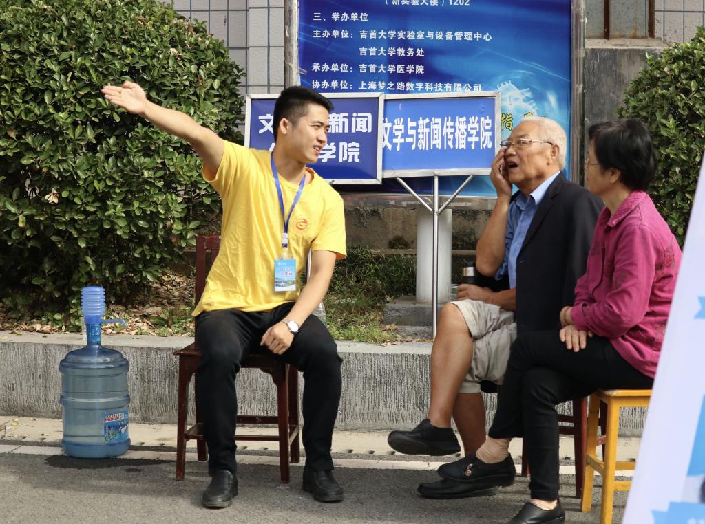 图为 为家长讲解各项事宜