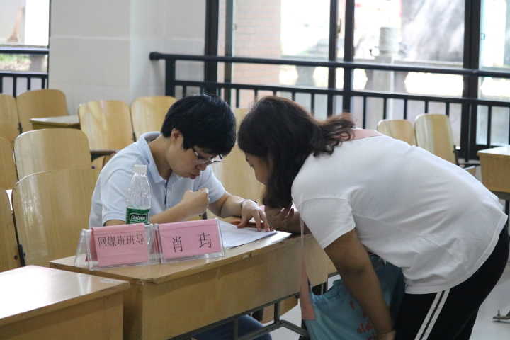 图为 与班导见面