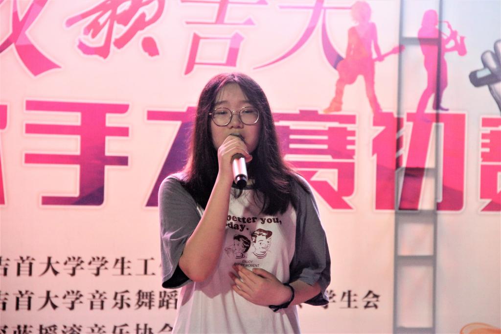 图为 参赛选手在演唱 (杨晓维 摄)