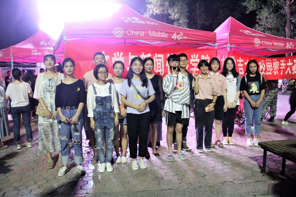 图为 参赛选手与工作人员合照 (杨晓维 摄)