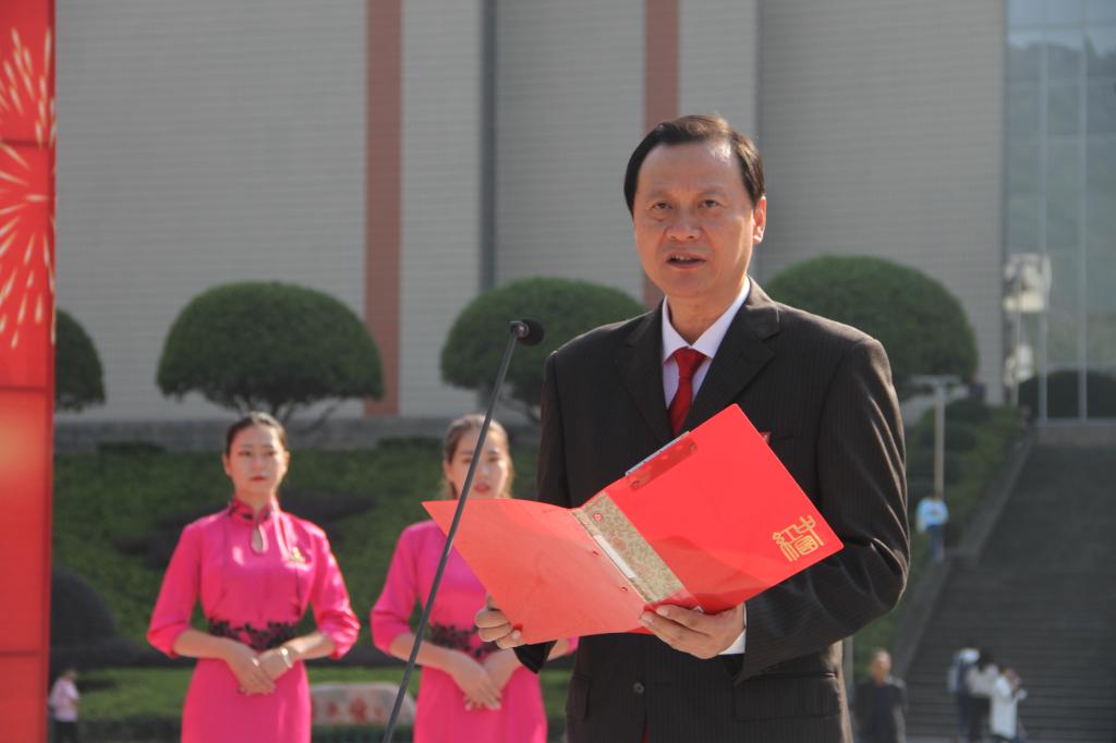 图为 校长白晋湘主持仪式