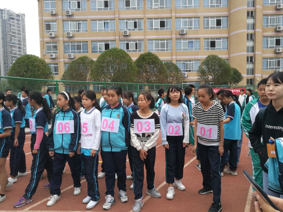 图为 学生赛前准备