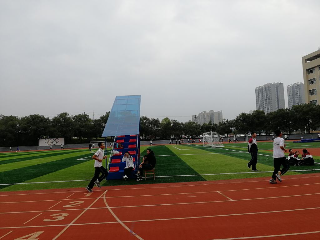 图为 3000米长跑现场