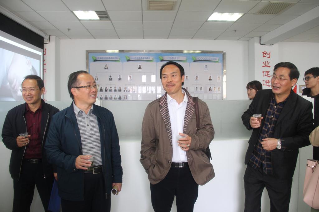 图为 黄立平一行参观大学生创业孵化基地