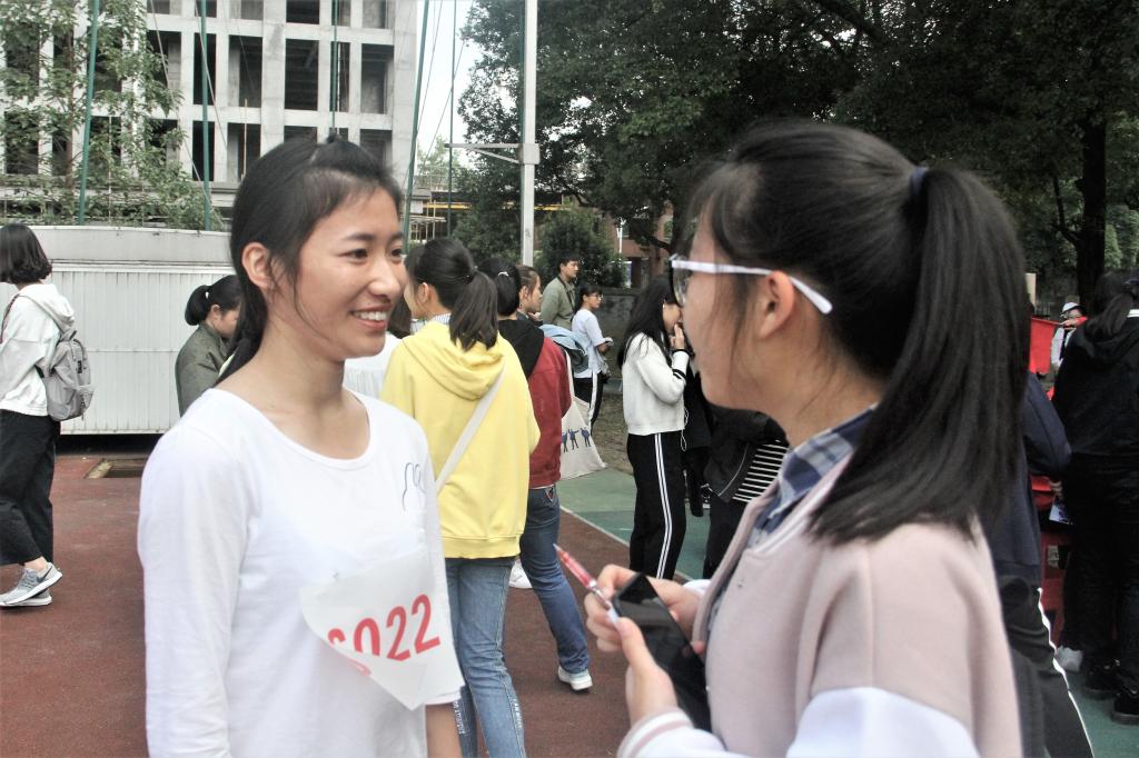 图为通讯员对女子立定三级跳选手的采访 (郭宇摄)