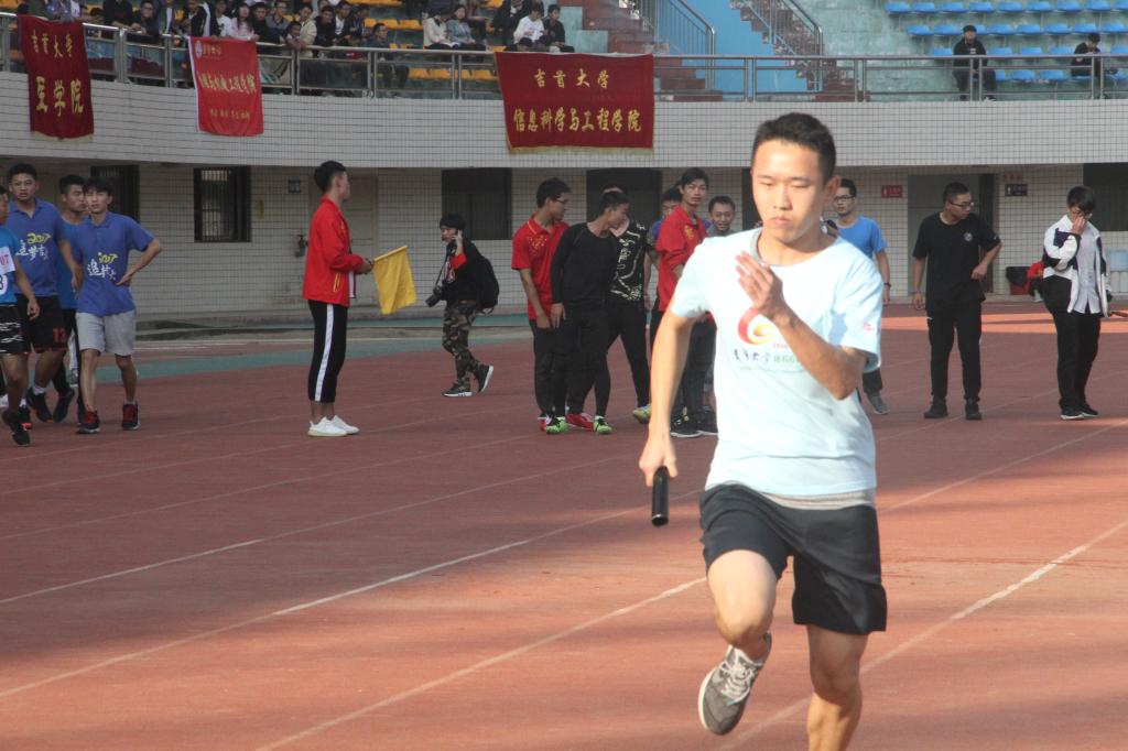 图为 我院运动员在奔跑