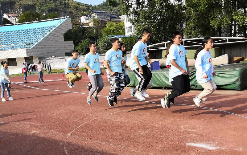 图为 我院运动员参加集体跳大绳比赛