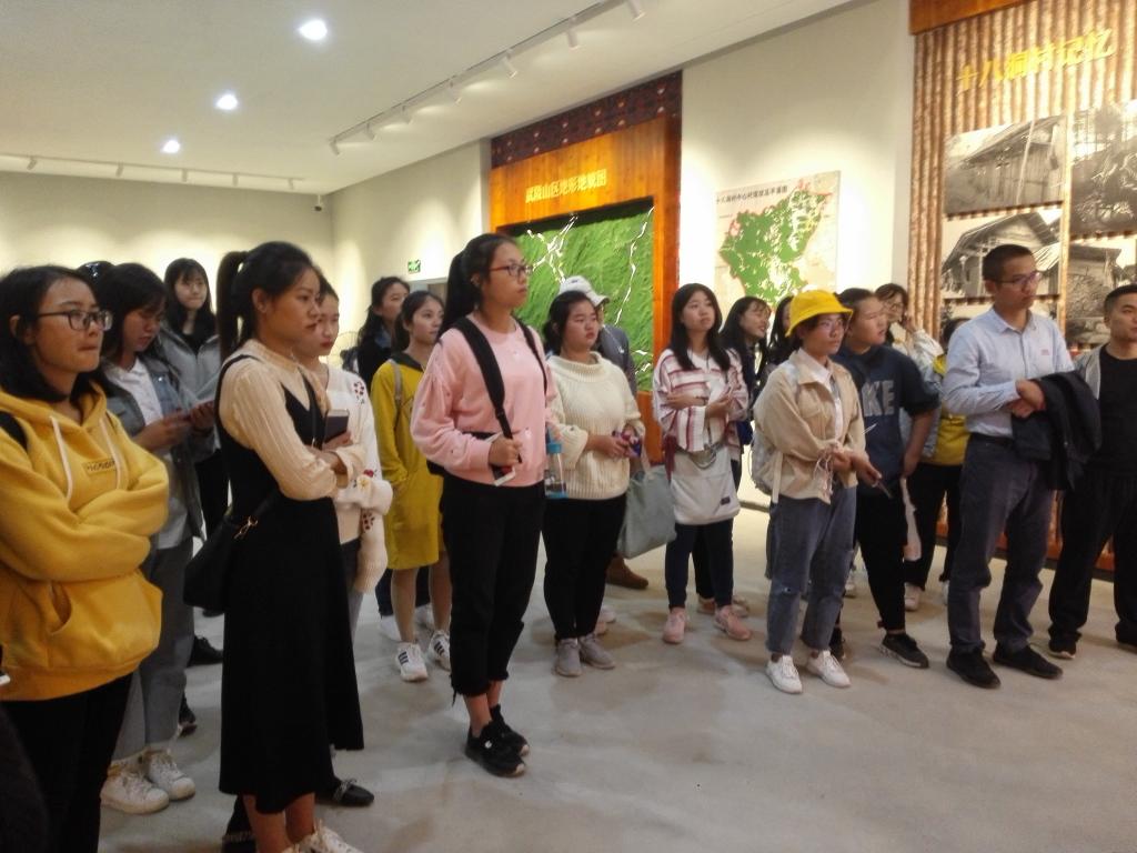 (见习同学在十八洞村村部展览厅观看习近平总书记视察该村的视频 钱小艳摄)