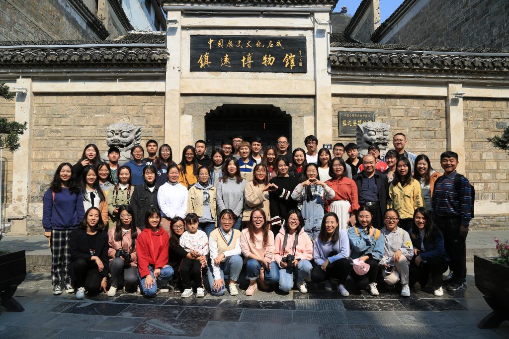 图为 镇远博物馆合影(孙立青 摄)