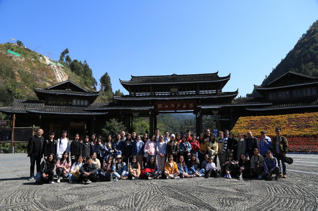 图为 西江千户苗寨合影(孙立青 摄)