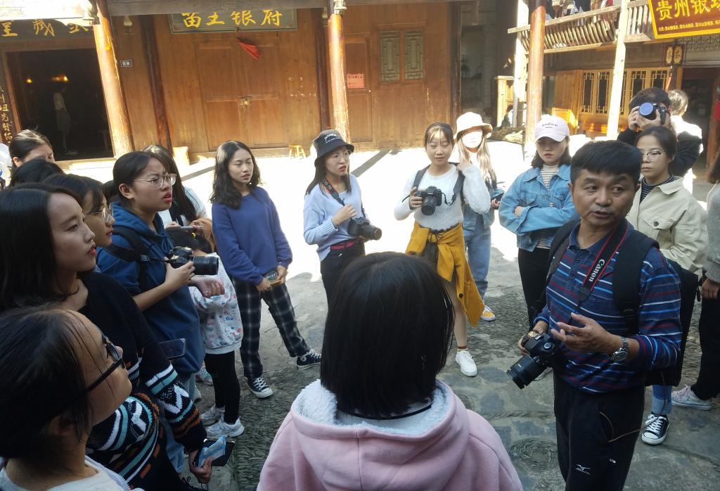 图为 张旭老师指导拍摄(王捷 摄)