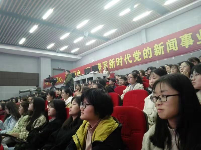 图为 同学们在表彰大会现场