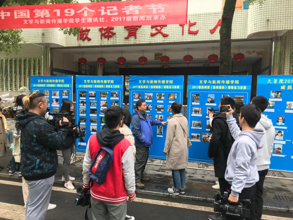 图为新闻摄像课傅秀政老师点评同学们的摄影作品 (蒲柄屹摄)