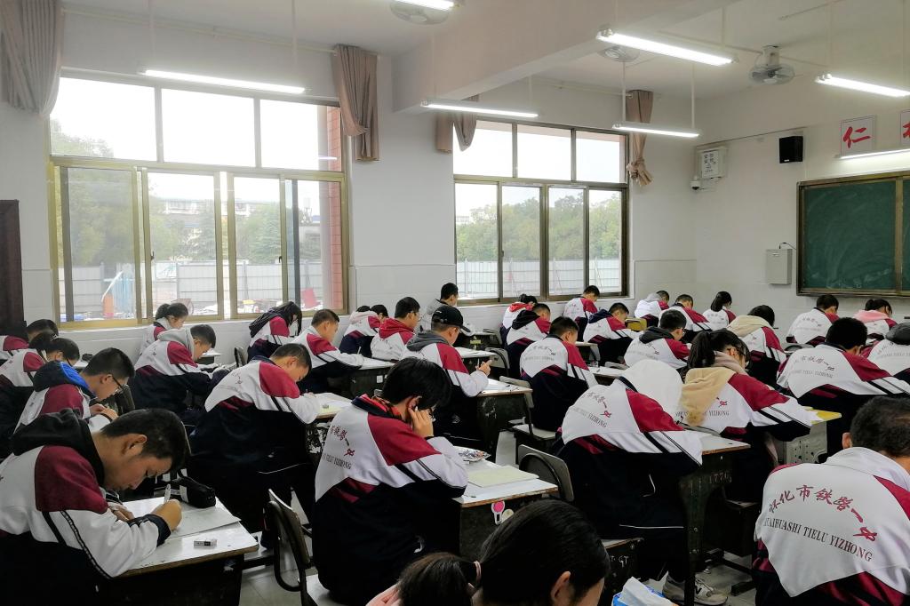 图为 我院实习教师监考现场
