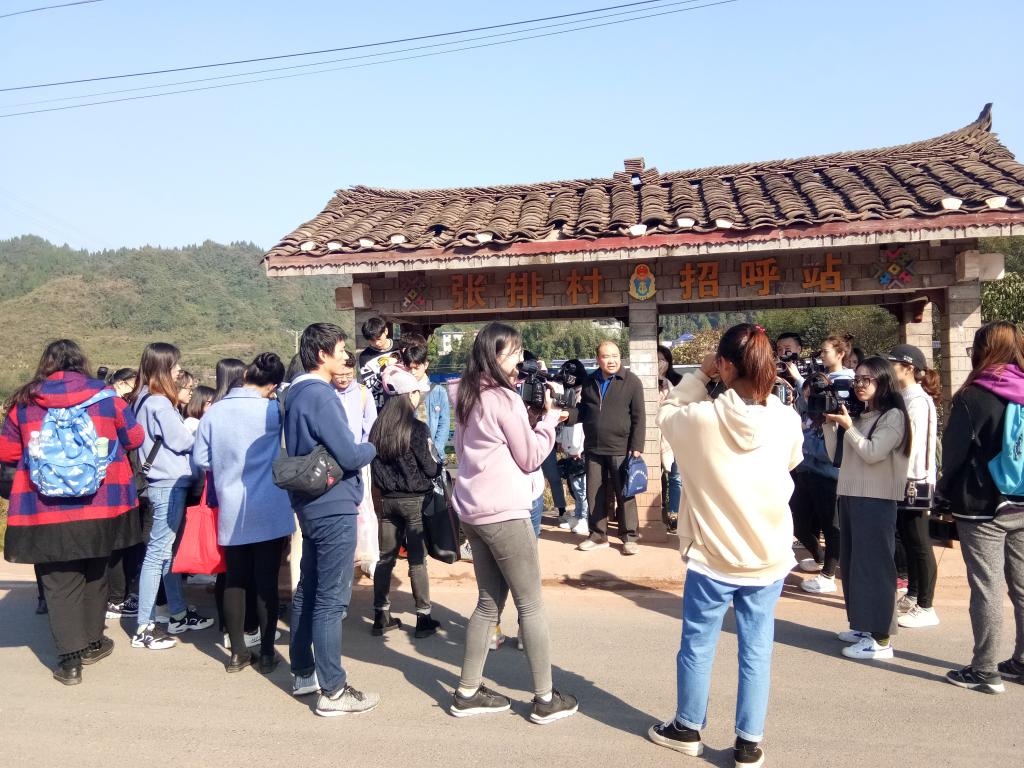 李端生老师在讲解张排村张社大道建设情况(钱小艳摄)
