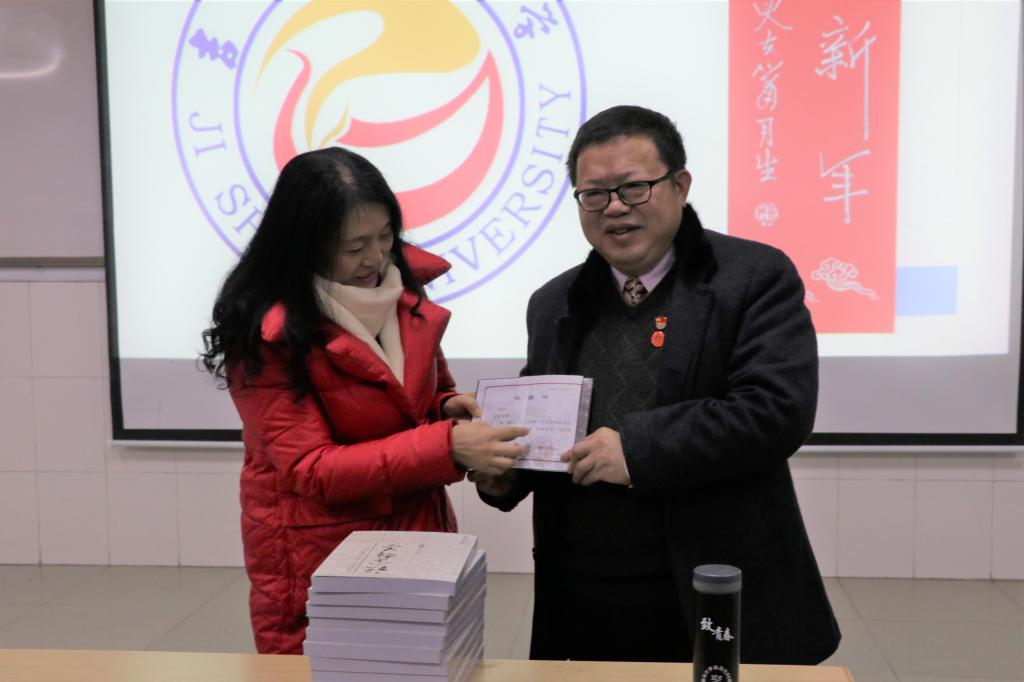 图为 校图书馆接受赠书