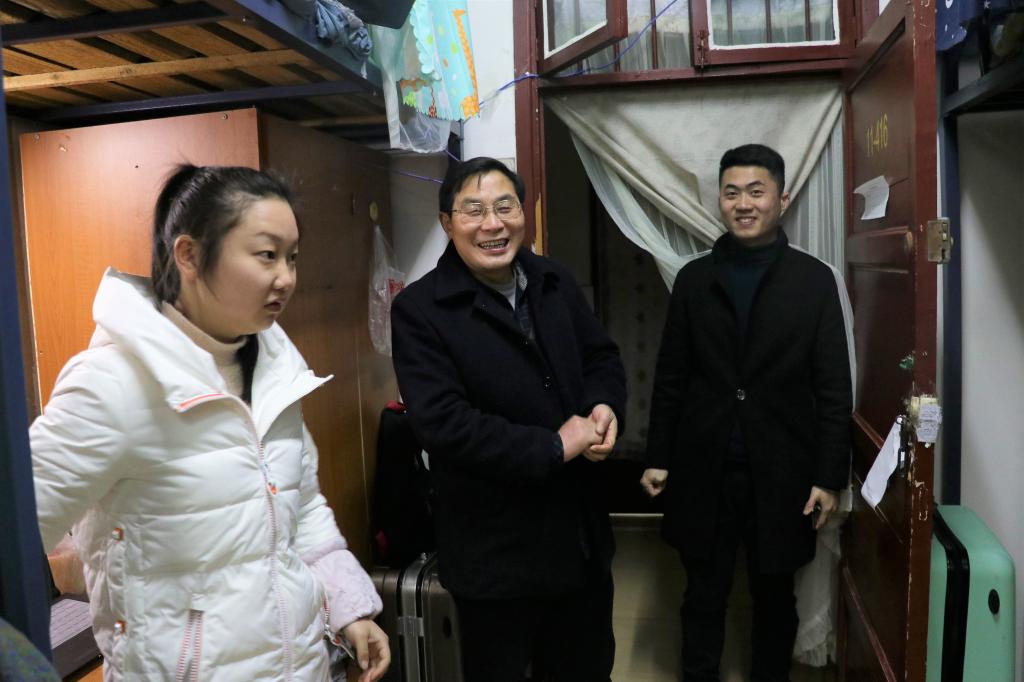图为 院长罗恵缙下寝看望学生(韦慧明 摄)