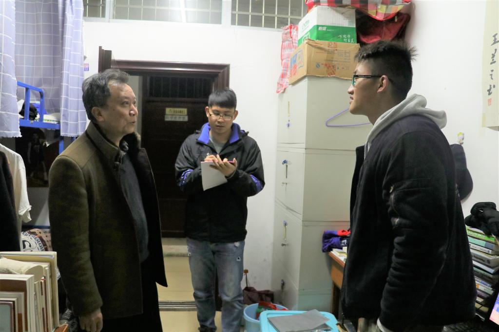 图为 陆升合书记下寝看望学生(韦慧明 摄)