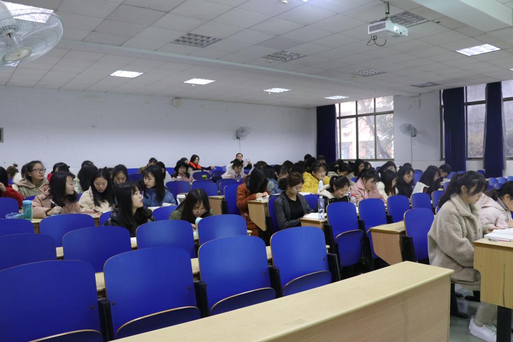 图为 现场听课(王捷 摄)