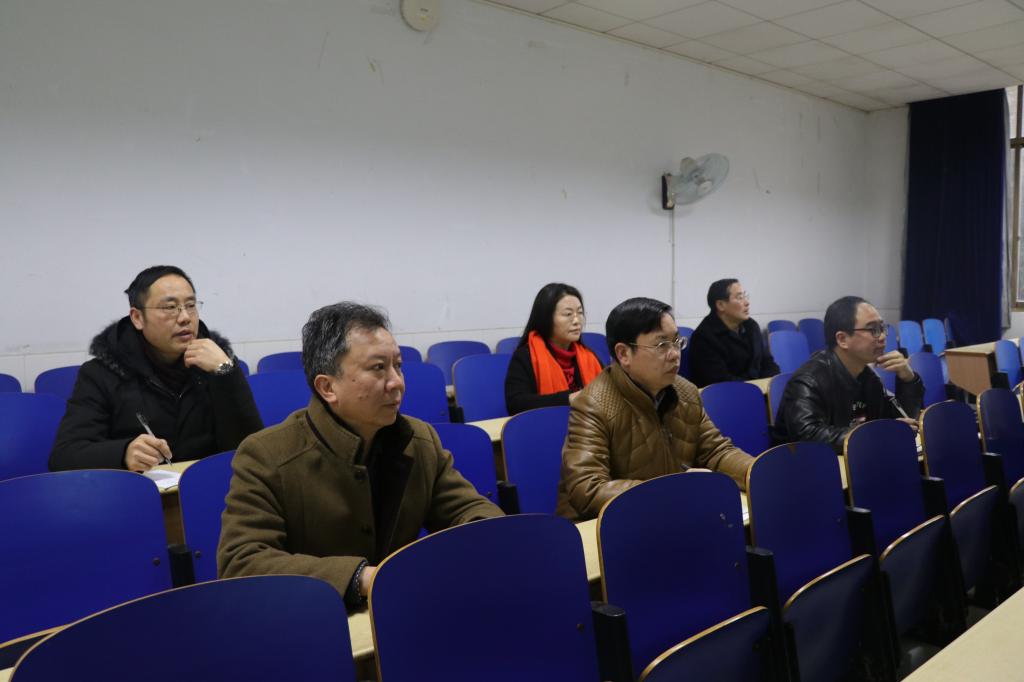 图为 各领导认真听课(王捷 摄)