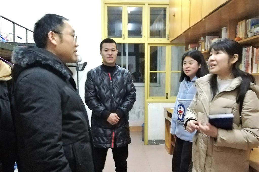 图为 向军副书记下寝看望学生(朱嘉昕 摄)