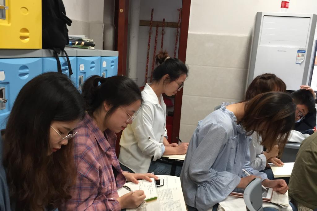 图为 见习学生在记笔记