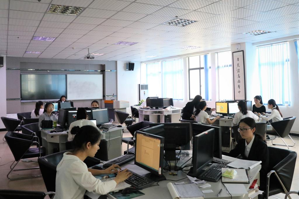 图为 教学演示文稿制作现场(张意 摄)