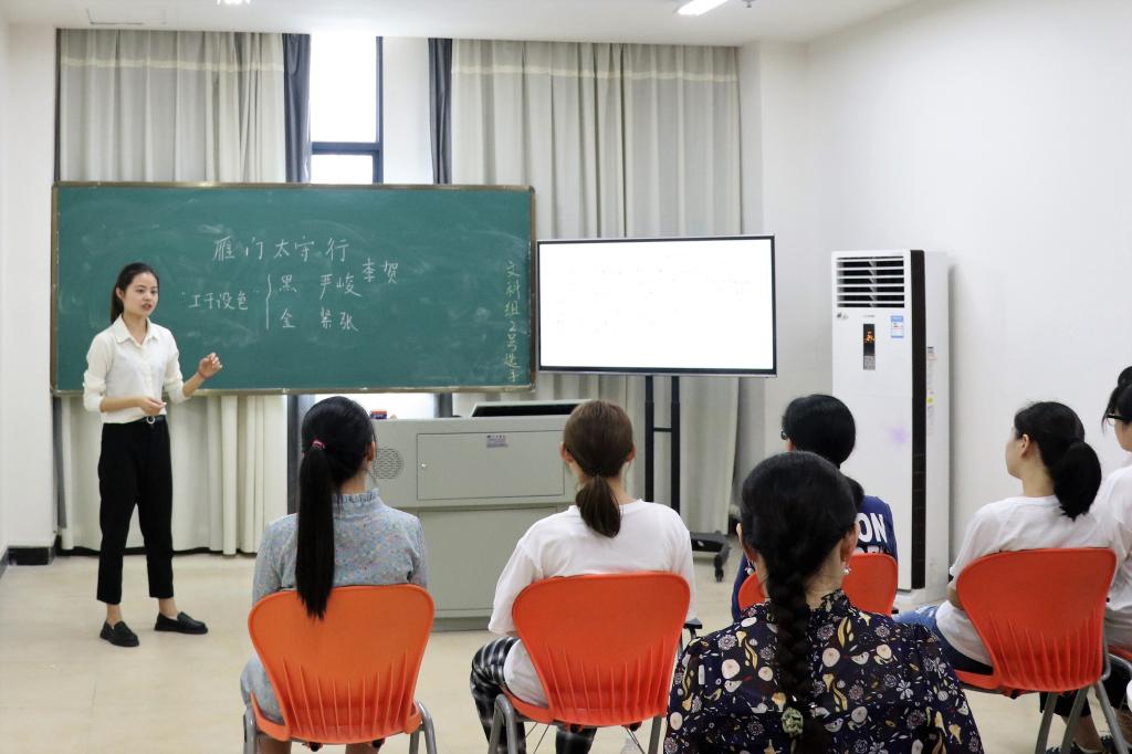 图为 微格教室进行教育问答和片段教学现场