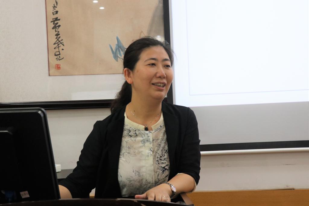 图为赵丽芳作会议发言