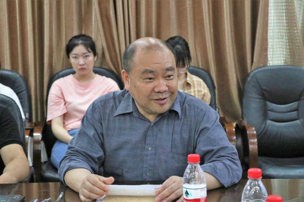 图为李端生作会议发言