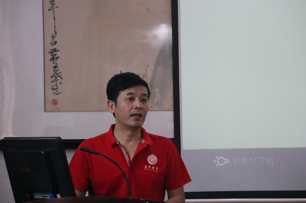 图为 杨龙斌上台发言