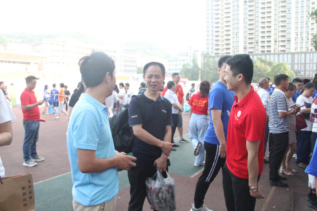 图为 老师和家长亲切交谈