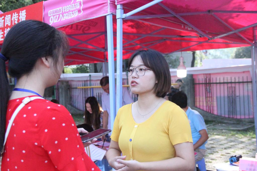 图为 学通社社员采访彭艳(吕嘉欣 摄)
