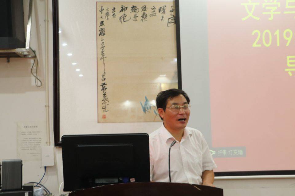 图为 罗惠缙发言 何小芳摄