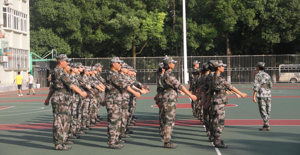 图为 新生们正在进行定臂训练(张意 摄)