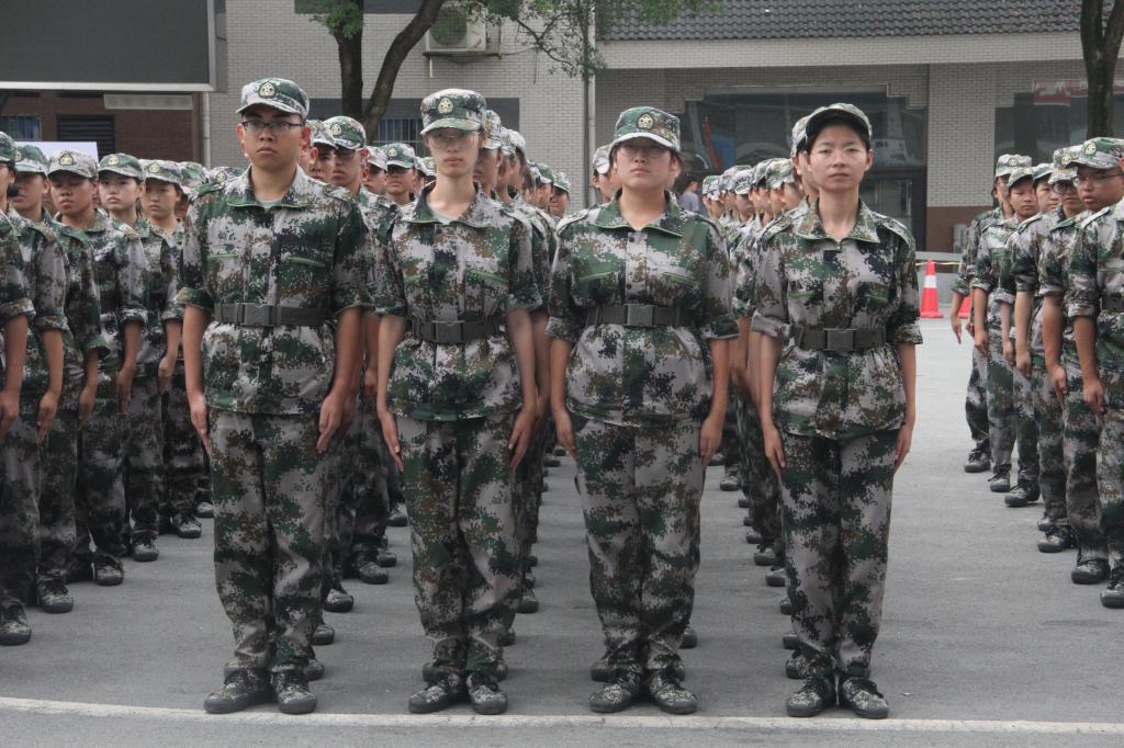 图为站军姿 张意摄