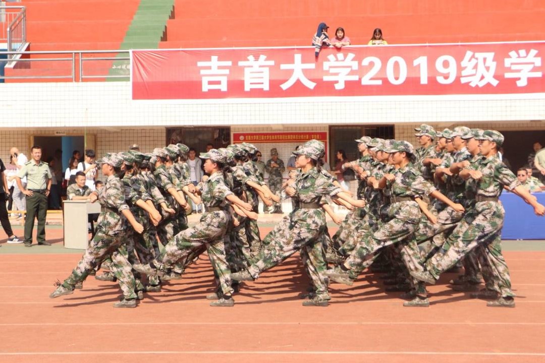图为 我院会操排表演进行中(张意 摄)