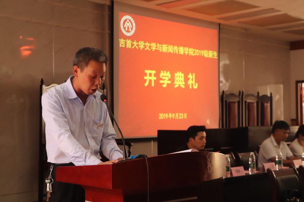 图为教师代表李昌礼 张意摄