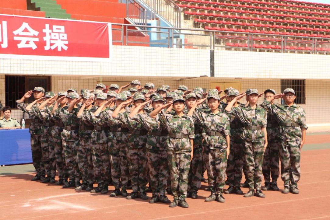 图为 我院会操排面向评委敬礼(张意 摄)