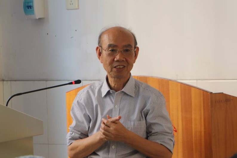 图为 黄霖向大家分享他的学习经历(郑之阳 摄)