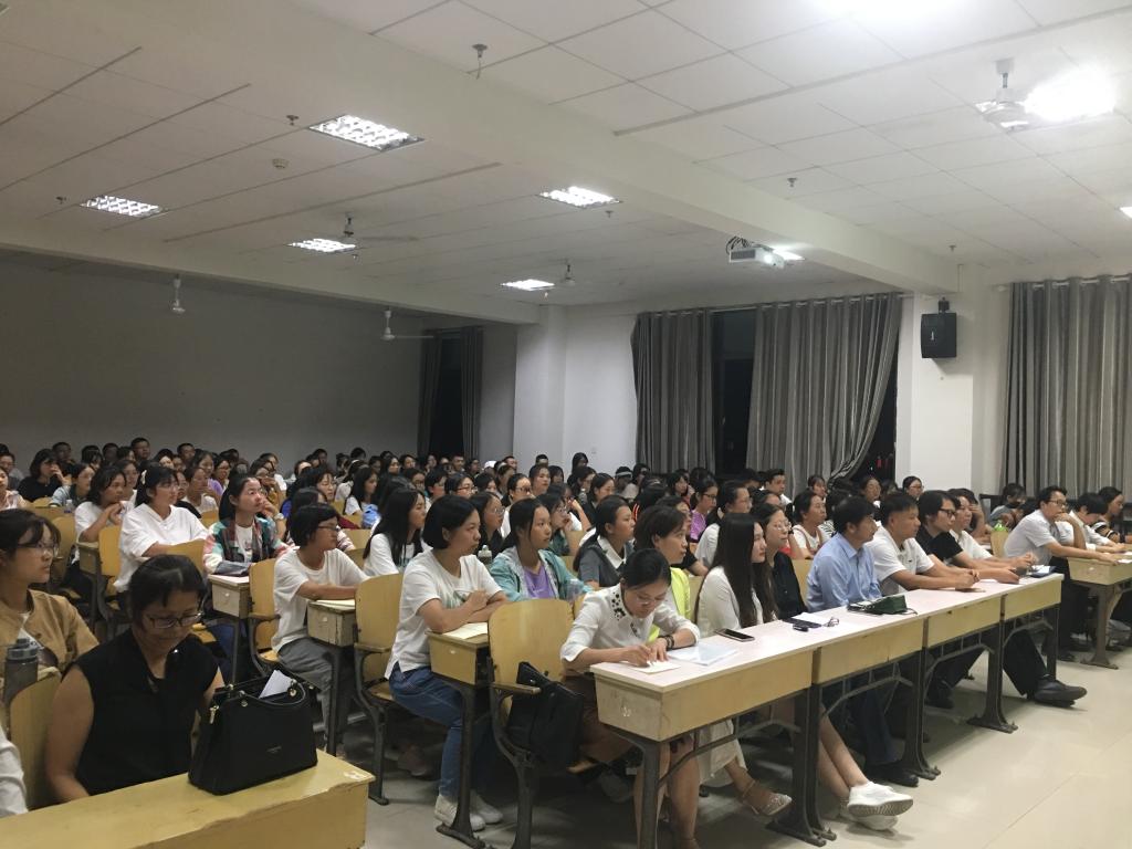 图为 专业入学教育暨见面会全景(吴樱 摄)