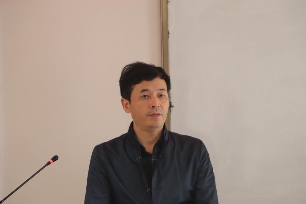 图为 杨龙斌为学生党员上党课 张意摄