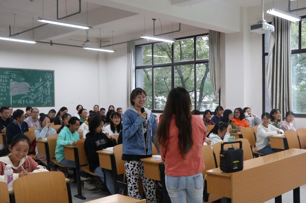 图为 管季向学生提问(饶金玉 摄)