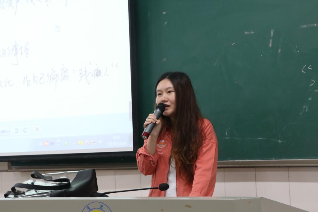 图为 管季正在授课(吕嘉欣 摄)